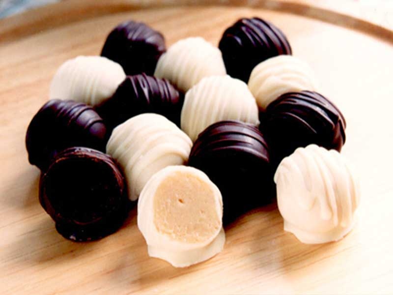 ホワイトチョコレートトリュフ 黒ごまのチョコレートトリュフ