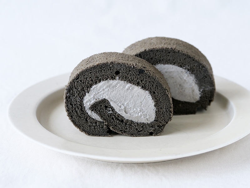 黒ごまのロールケーキ