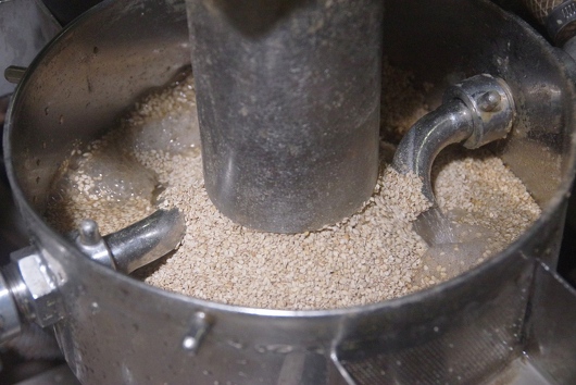 ★ごまが水洗いされている様子