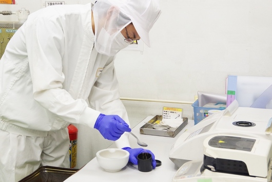 ★職人が焙煎したごまの色や風味を確認している様子