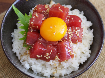 材料３つだけ！簡単マグロユッケ丼