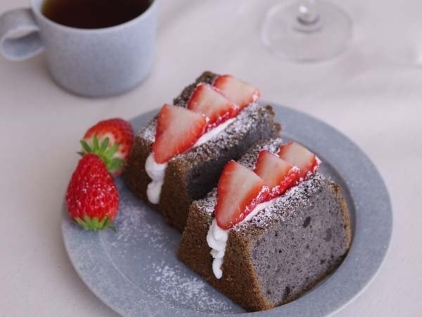 苺の黒ごまシフォンサンド