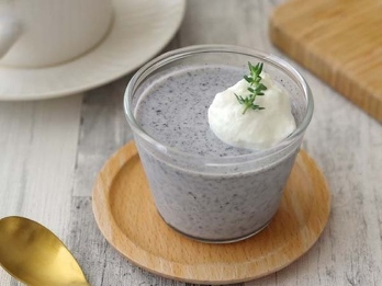 とろける、黒ごまのミルクプリン